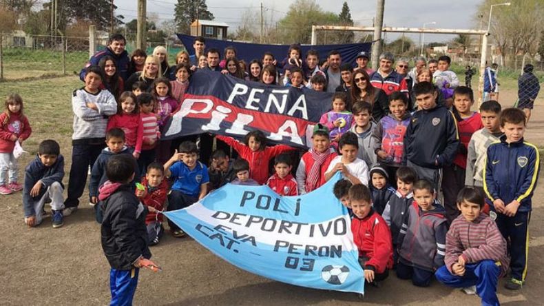 Cuervos por los chicos. El domingo último, la peña sanlorencista “Bernardo Romeo” de Pilar celebró el Día del Niño en el Polideportivo Eva Perón de Derqui. Durante la jornada asistieron alrededor de 50 niños de la zona quienes recibieron juguetes y compartieron una merienda con budines, galletitas y chocolatada junto a los integrantes de la Peña..