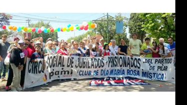 CAMINATA. En la plaza de Villa Morra y organizada por el profe Agustín Walter, se llevó a cabo una nueva caminata para la tercera edad. La Peña de San Lorenzo Bernardo Romeo se sumó a la actividad..
