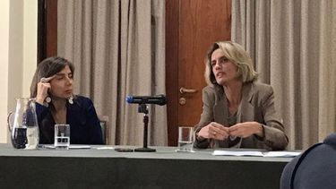 Laura Echezarreta (derecha), junto a Ana Laura García Luna, directora de Periodismo de la USAL..