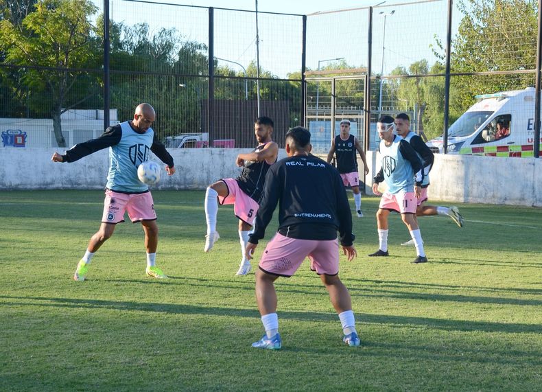 PELOTA. El Pájaro Riquelme es goleador del Monarca con 6 tantos.