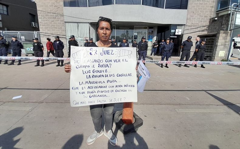 MOVILIZACIÓN. La hermana de Sofi Fernández llevó sus reclamos al juez.