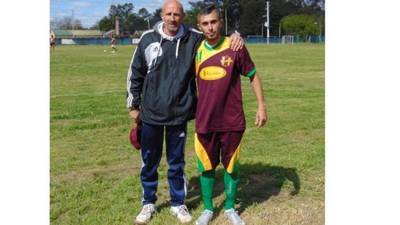 AL FRENTE. Valle (izq.) ya marcó su filosofía de juego agresivo en Monterrey..