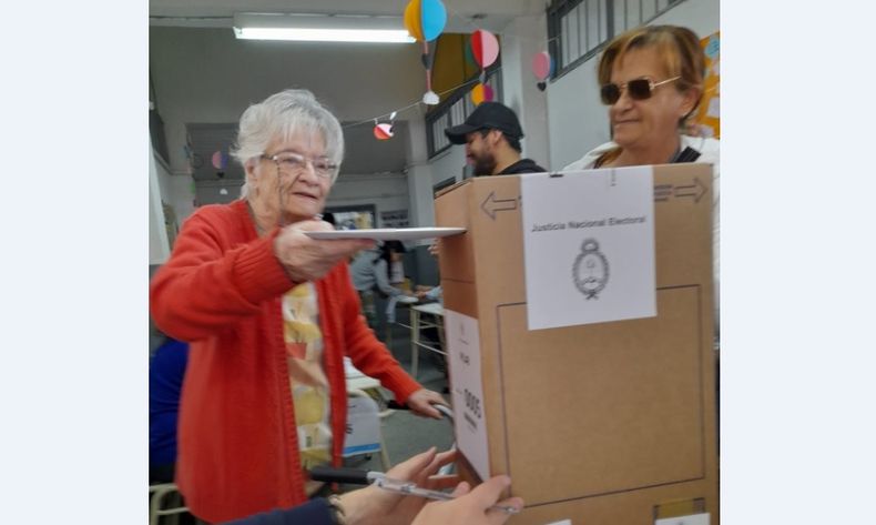 Asistencia perfecta. Ana María Arana, de 87 años, cumplió una vez más con su deber ciudadano. Vecina de Pilar de toda la vida y acompañada de sus hijos, concurrió a votar en estas elecciones. Un ejemplo de compromiso con la democracia.