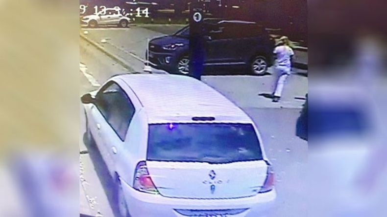 REGISTRO. El Clio de los delincuentes quedó grabado en las cámaras..