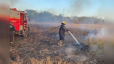Te mostramos algunas fotos del incendio forestal que tuvimos ayer (por el domingo) en Manzanares, para el que se dispusieron los móviles 5, 7, 8, 10, 11, 15, 16 y 25. Se trabajó durante 5 horas y se emplearon 23 bomberos. Agradecemos al personal por su voluntariado y queremos transmitir a la población que mantenga pastos cortos. Con esta medida nos puede ayudar a controlar rápidamente este tipo de emergencias. Bomberos Voluntarios de Pilar. .