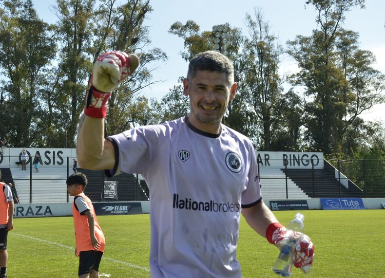 HAY ARQUERO. Matías Cano, una de las figuras de la gran campaña de Real Pilar.