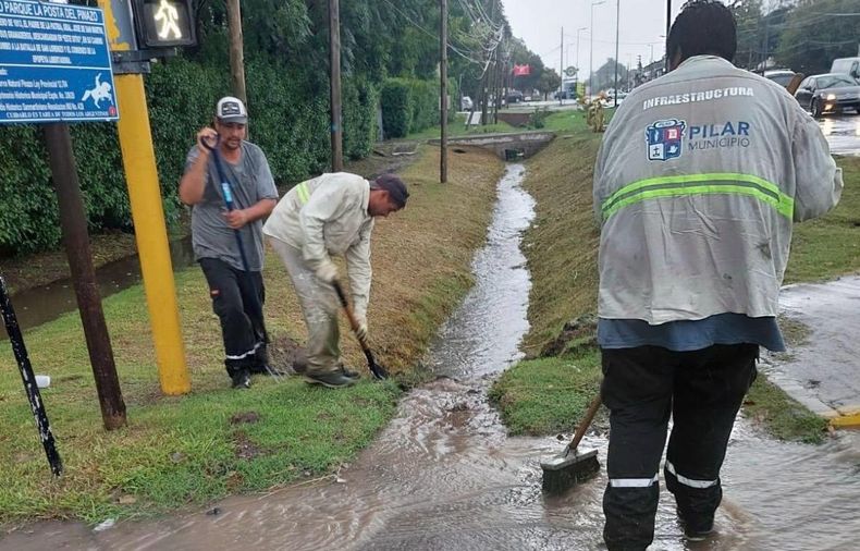 DEJALA CORRER… Las cuadrillas municipales trabajando en medio del temporal.