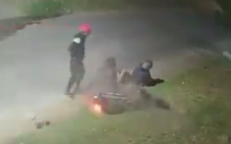 El motochorro se acerca para amedrentar al polic&iacute;a y su hija.