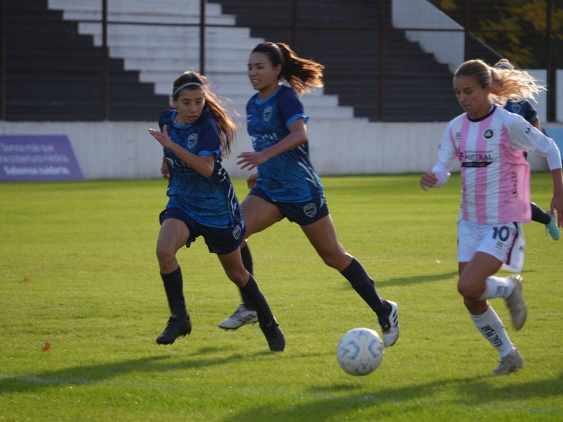 ATAQUE. Victoria Morán marcó el segundo gol para las Reinas.