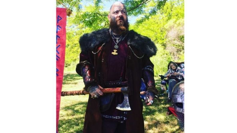 ATUENDO. Pieles y tatuajes para un verdadero vikingo..