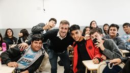 CON LOS PIBES. Achával habló largo rato con los alumnos de Secundaria.