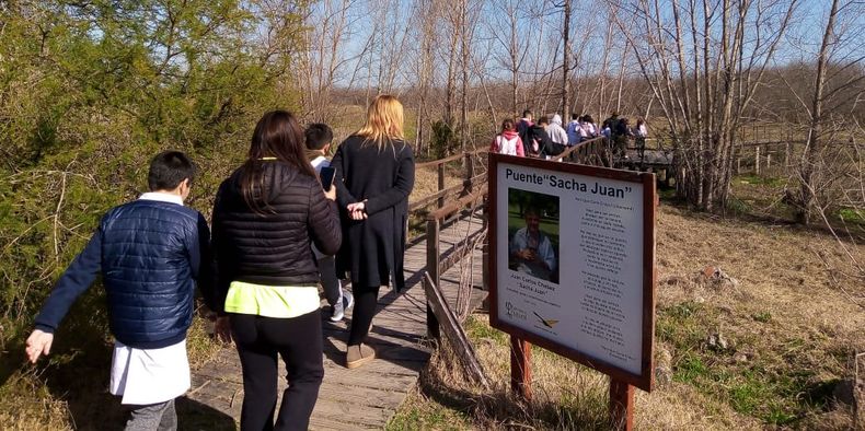 Recorrimos la #ReservaNatural con alumnos de la EP N°21 de Del Viso. Los estudiantes de 5º año junto a los guardaparques recorrieron los senderos que componen el espacio protegido y allí conocieron acerca del cuidado del medio ambiente y su biodiversidad. Pilar Turismo / @PilarTurismo.