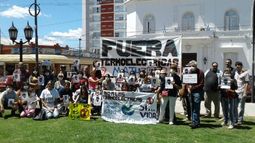 RECLAMO. Los vecinos ayer, en la plaza 12 de Octubre..