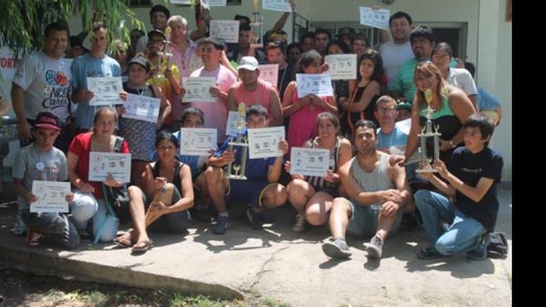 Los chicos con el diploma, tras una temporada llena de satisfacciones..
