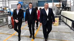 RECORRIDA. Junto a dirigentes locales y nacionales, Massa se enfocó en la crisis..