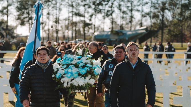 EN EL CENOTAFIO. Federico Achával acompañó a los veteranos de Malvinas.&nbsp;