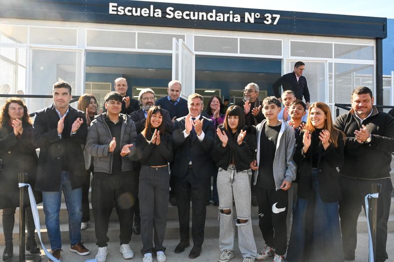 HITO. Achával y Peralta inauguraron la penúltima escuela del plan.