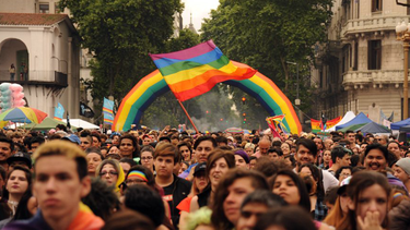 orgullo lgbttiqanb+: un lugar pasando el arcoiris