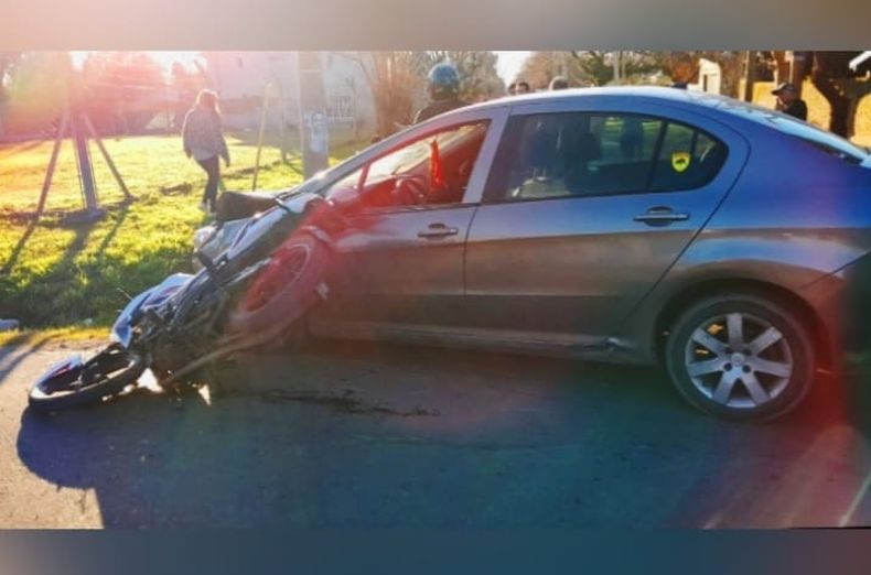 IMPACTO. El Peugeot 408 y la moto en la que iba la víctima.