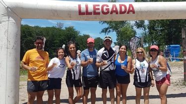 GRUPO. Juan Cena (5º en la foto) junto a los integrantes del running RZ Riding Team.