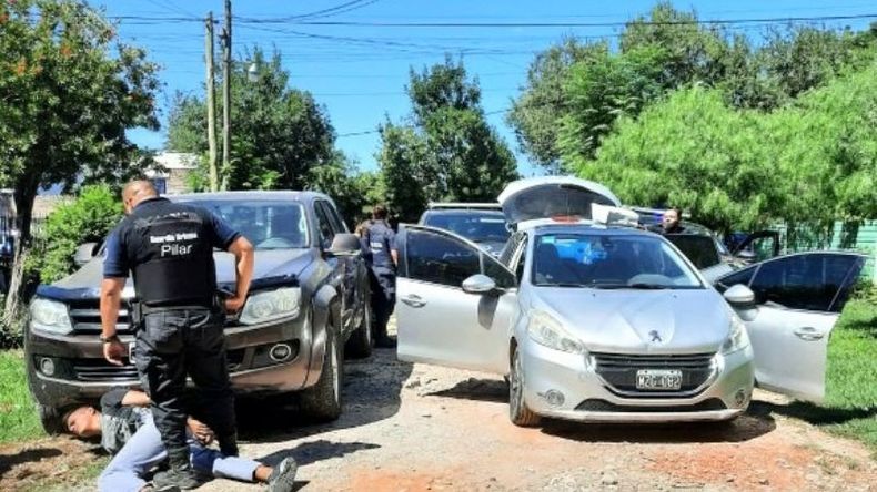 Los delincuentes fueron cercados en la calle Pena..