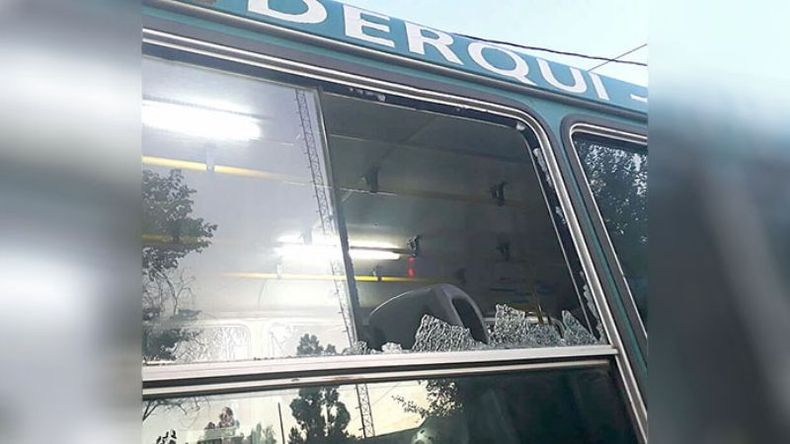 DAÑOS. El joven rompió la ventanilla. Quedó detenido..