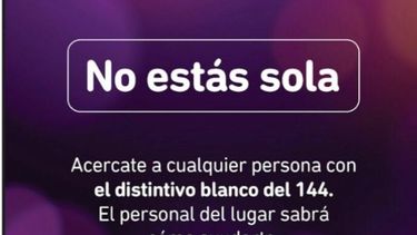 “NO ESTÁS SOLA”. La campaña incluye carteles en los boliches..