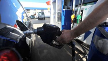 postergan la suba de impuestos a los combustibles para evitar su impacto en los precios
