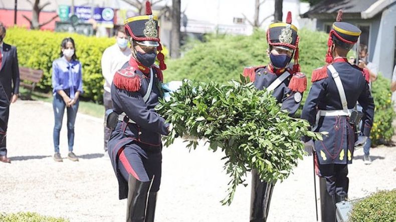GRANADEROS. Colocación de una ofrenda floral en el Monumento a San Martín en la plaza..