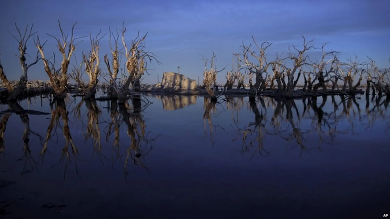 Las aguas saladas del Lago Epecuén  solían atraer a  turistas cada temporada. (Infobae)..png