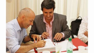 FIRMA. Ducoté junto al subsecretario de Infraestructura provincial..