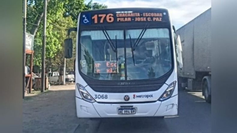 Una de las ruedas del colectivo alcanzó a aplastarles los pies a los menores, provocándoles fracturas y contusiones. Fotos @juancaimpacto.