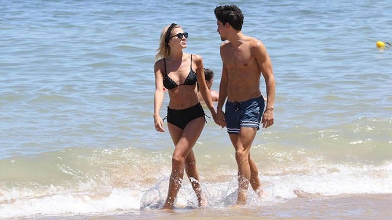 Enamorada. La modelo Candela Ruggeri disfruta de las playas esteñas acompañada de su novio Nicolás Maccari, un joven emprendedor ligado al mundo del deporte. Más enamorada que nunca, “Cale” se instaló en Uruguay para descansar junto a su flamante pareja, que fue presentado de manera oficial en el festejo de Nochebuena que los Ruggeri pasaron en su casa de Pilar..