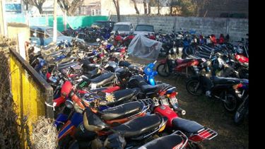 Motos que esperan por sus dueños en el depósito..