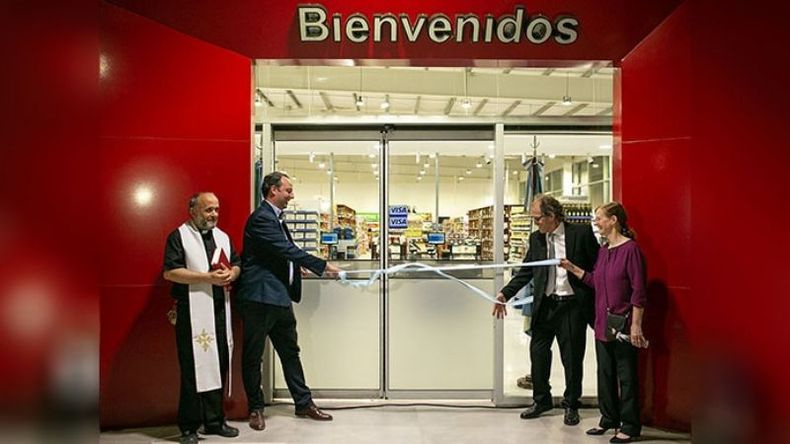 CORTE DE CINTA. El intendente Ratto, Videle y Marcelina junto al párroco local..