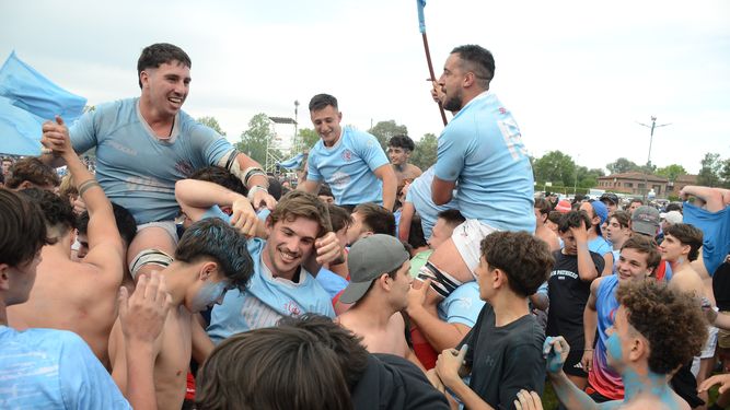 FIESTA. Los jugadores e hinchas de San Patricio celebran el ascenso.