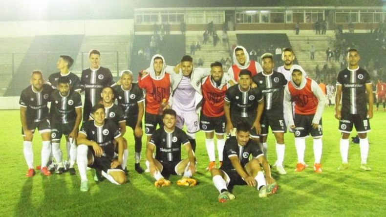 VICTORIA. Los jugadores de Real festejan en la noche el triunfo en casa..
