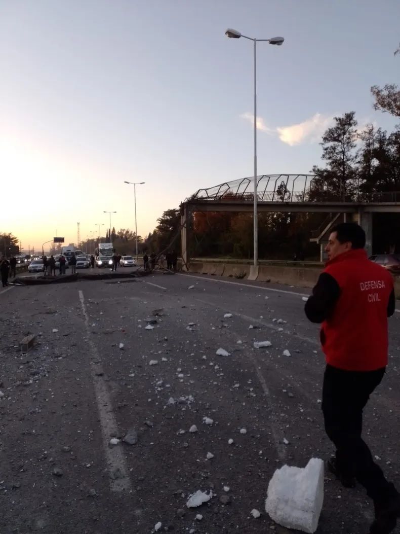 ACCIDENTE. El lunes, un camión derrumbó un puente en la autovía Pilar Pergamino. &nbsp;