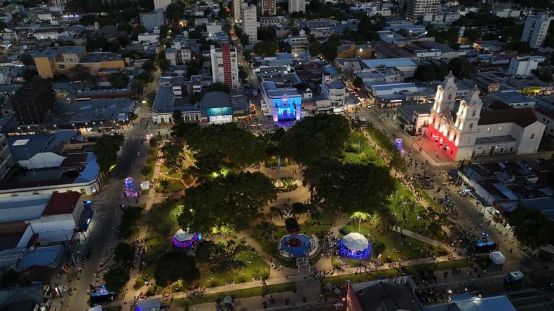 DESDE ARRIBA As luci el Paseo del Centro durante la primera jornada de festejo por los 206 aos de la firma del Tratado del Pilarnbsp