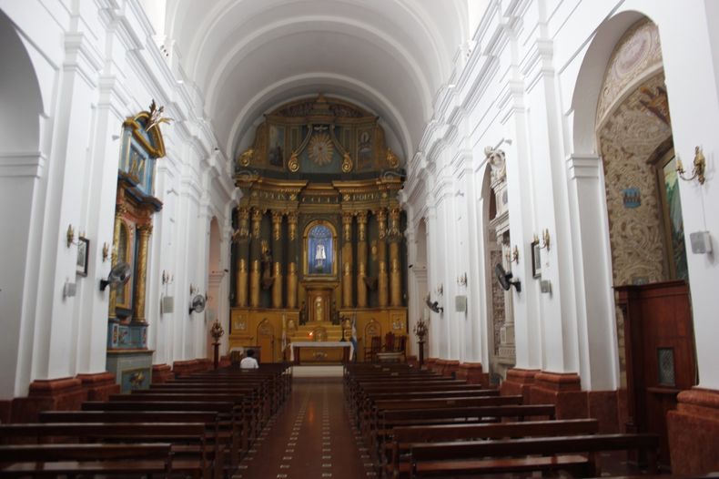 El altar de la Parroquia Nuestra Señora del Pilar.