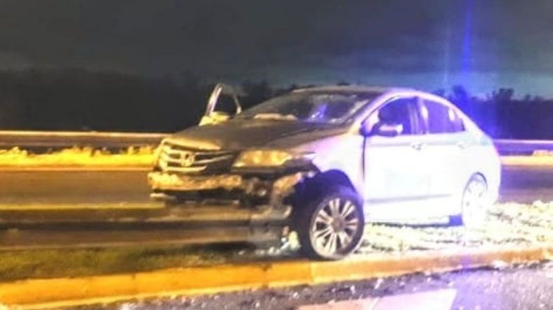 El conductor impactó su vehículo contra el guadarrail. .