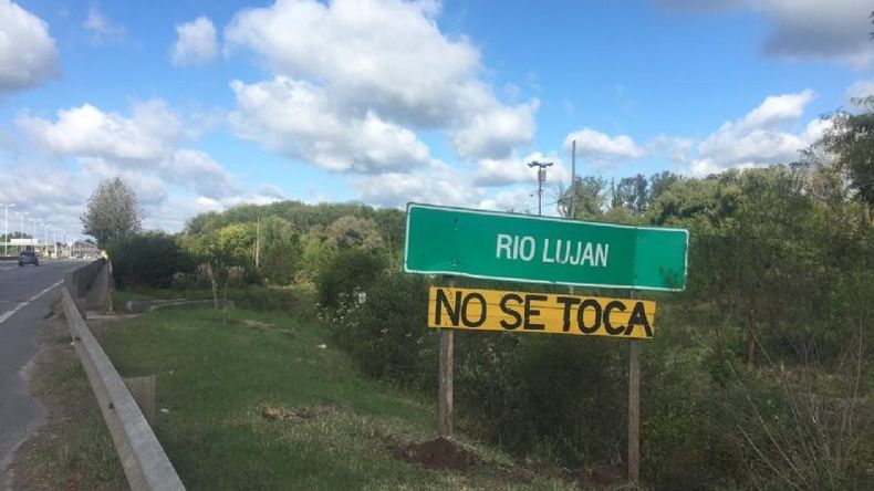 NO SE TOCA. Los ambientalistas agregaron el cartel al original..