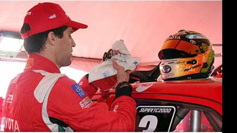 Matías Rossi, ayer, en los preparativos antes de los ensayos en La Plata..
