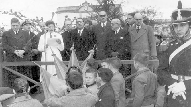 Año 1958. Autoridades municipales y alumnos de escuelas cercanas participan del acto inaugural de un monumento en la plaza 12 de Octubre..