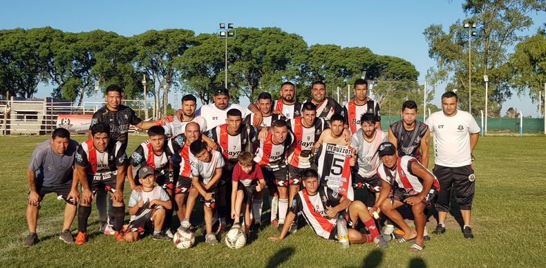 EQUIPO. El plantel de Peruzzotti que el domingo hizo de local en San Alejo.