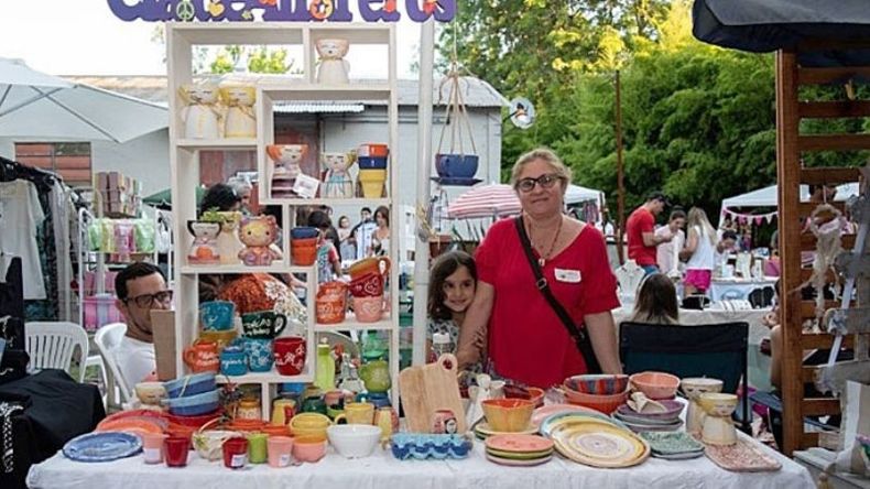 PUNTAPIE. El sábado se realizó una feria de Navidad en La Fábrica..