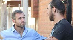 CHARLA CON VECINOS. Achával en una de sus recorridas. Disparó contra Cambiemos. .