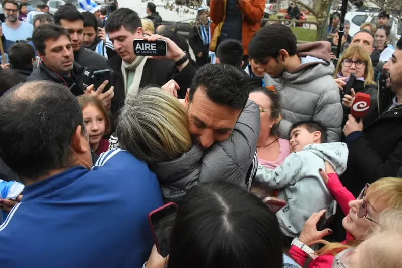 Lionel Scaloni llegó a Pujato y se emocionó con los vecinos. (diariouno.com.ar).