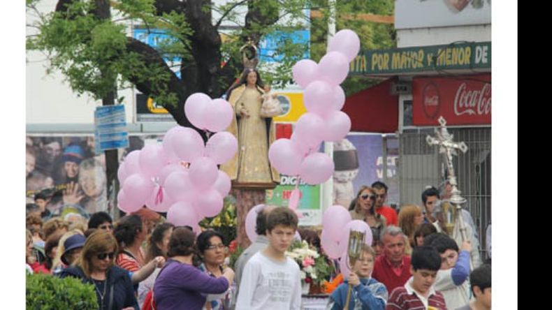 Patrona. La imagen de la Virgen de Luján es trasladada desde la estación hacia la parroquia. Muchos chicos se sumaron a la procesión..