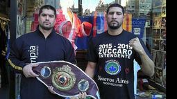 Vidondo y Zárate con el cinturón en mano, tras el pesaje en la Federación de Box..